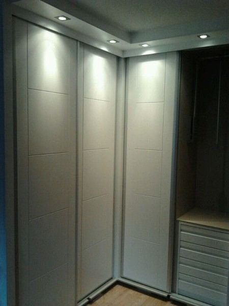 Armario corredero blanco en un dormitorio