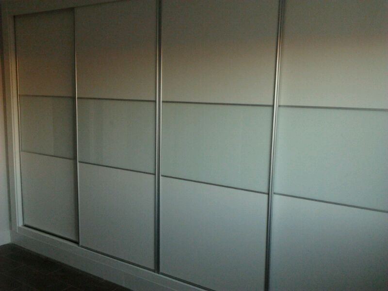 Armario de tres puertas correderas en blanco y madera