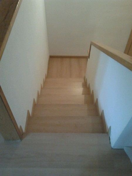Escalera de madera clara