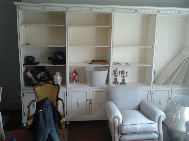 Salón con librería y mueble a medida montados por MECAR