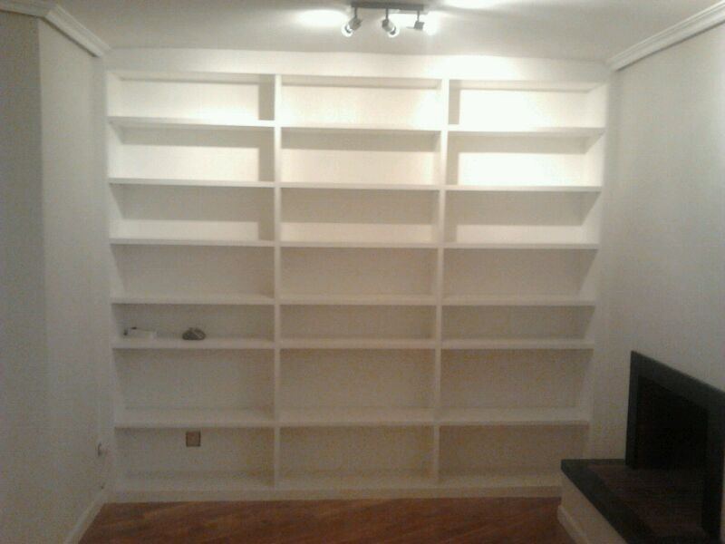 Librería blanca a medida hasta el techo